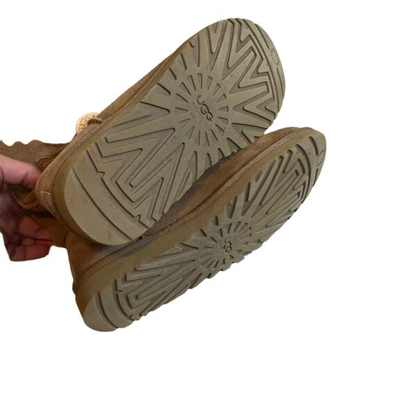 UGG Bailey Triple Button Boot 7 - Picture 4 of 6